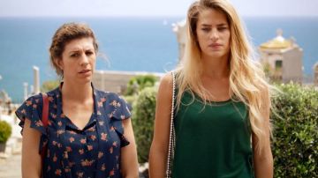 The tank top in green worn by Victory (Solène Hébert) in Tomorrow Belongs to Us