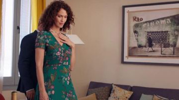 The dress emerald worn by Clementine Doucet (Linda Hardy) in Tomorrow belongs to us (Episode 535)