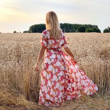 La robe longue fleurie portée par Mathilde  sur le compte Instagram de @mathilde_mu 