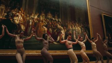 The bra Burberry from Beyoncé in the clip APES**T of The Housings