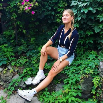 Sneakers Nike Air Max 98 Fossil of Eugenie Bouchard on the account Instagram of @geniebouchard
