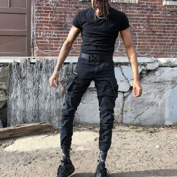 The cargo pants in black worn by Scarlxrd on his account Instagram @Scarlxrd