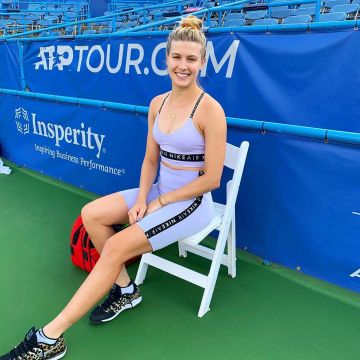 The Bra Nike sports of Eugenie Bouchard on the account Instagram of @geniebouchard