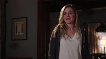 Splendid Classic V Neck Tee WHite worn by Cassie Bishop (Harriet Dyer) in The InBetween (S01E06)