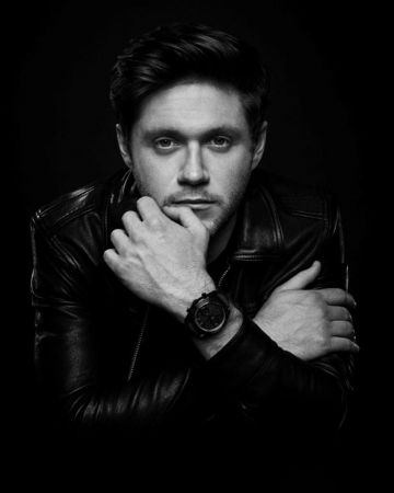 Omega Speedmaster Moonwatch Noir porté par Niall Horan pour les Montres Omega août 2019