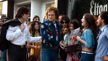 La veste en jean à écussons portée par Elton John (Taron Egerton) dans Rocketman
