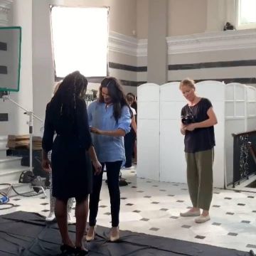 Stuart Weitzman Légende Suede Pompes Dans de la Brume Beige porté par Meghan Markle Smart Œuvres de Charité Photoshoot 21 août 2019