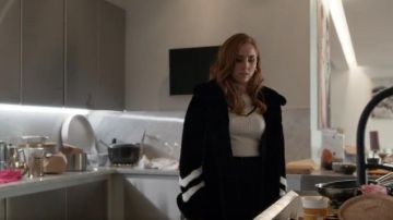 Karen Millen Abrigo de piel sintética a rayasBlanco negro usado por (Sophia La Porta) en Cuatro bodas y un funeral (S01E07)