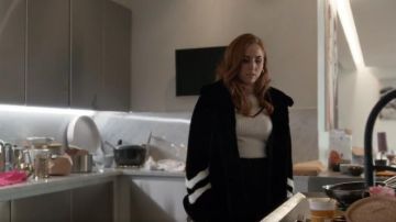 Karen Millen Suéteres blancos usados por (Sophia La Porta) en Cuatro bodas y un funeral (S01E07)