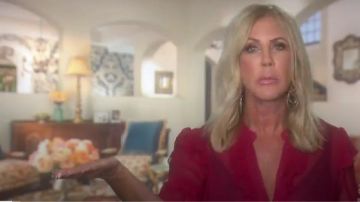 Alice + Olivia Pïnk Volants Chemisier porté par elle-Même (Vicki Gunvalson) dans Le Real Housewives of Orange County (S14E03)