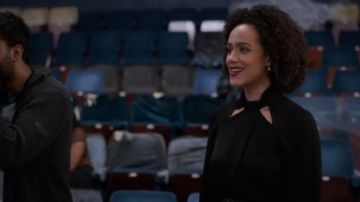 Reiss Ingrid Noir Découpe Chemisier porté par Maya (Nathalie Emmanuel) dans Quatre Mariages et un Enterrement (S01E07)