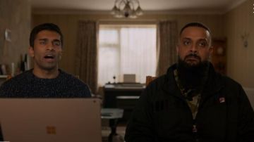 Fila Renzo Track Chaqueta Negra usada por (Guz Khan) en Cuatro Bodas y un Funeral (S01E07)