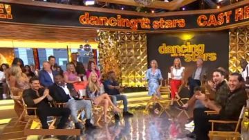 Karen millen Serpent Imprimer Robe portefeuille en Bleu porté par Amy Robach sur Good Morning America 21 AOÛT 2019