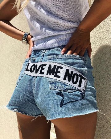 Le short en jean love me not porté par Carla Moreau sur le compte Instagram de @carlamoreau