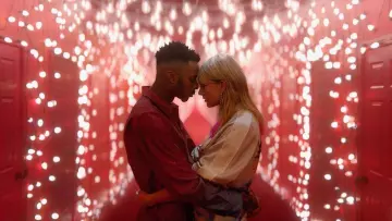 Le bomber imprimé de Taylor Swift dans le clip Lover