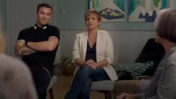 Rag & Bone Blanc à Rayures Blazer porté par Gabrielle Carteris (Gabrielle Carteris) dans BH90210 (S01)