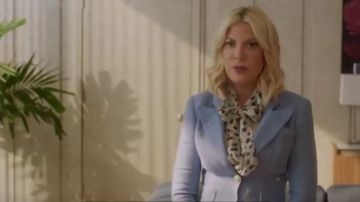 Smythe Baby Blue Blazer usado por Tori Spelling (Tori Spelling) en BH90210 (S01)