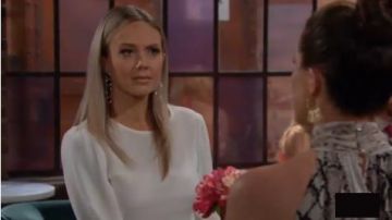 Vince camuto Manches Longues Satin Blouse en Blanc porté par Abby Newman (Melissa Ordway) comme on le voit sur les Jeunes et Les Agités (S00E00) le 22 août 2019