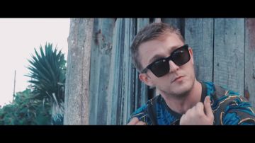 Les lunettes de soleil de Vald dans la clip YAX3