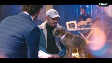 La casquette blanche avec une rose rouge portée par Mister V Mister V dans la vidéo YouTube Crac crac, S2 #4 - Le sexe et le sport