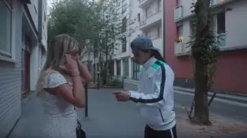La casquette bleu jean clair avec logo Lacoste portée par Moha La Squale dans son clip Ma belle
