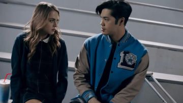 Robe noire avec des bandes blanches portées par Chloe le Riz (Anne Hivers) dans les 13 Raisons pour lesquelles (S03)