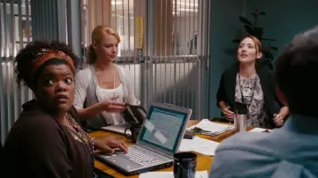 Dell laptop used by Dori (Yvette Nicole Brown) in The Ugly Truth