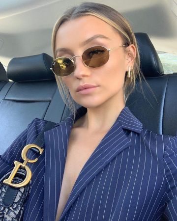 Les lunettes Ray-ban de couleur marron de Chloé Bleinc sur le compte Instagram de @chloebbbb