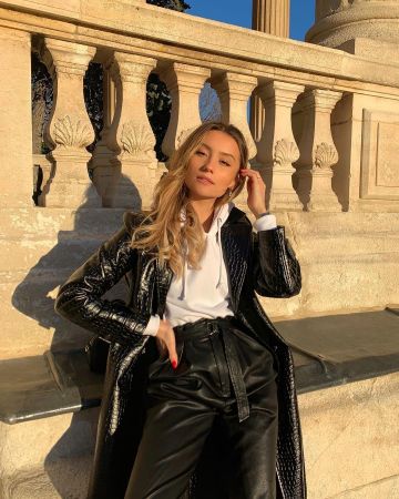 Le manteau noir avec motif crocodile porté par Chloé Bleinc sur le compte Instagram de @chloebbbb