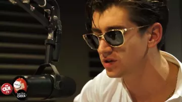 Gafas de sol usadas por Alex Turner en el video de YouTube de Arctic Monkeys - I Wanna Be Yours - Sesión acústica Sí FM