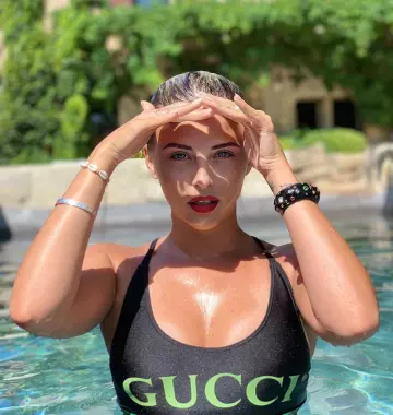 The swimsuit one-piece black vintage logo Sparkling in Gucci Kelly Vedovelli on the account Instagram of @kellyvedovelli