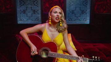 The yellow dress Taylor Swift in the clip, Taylor Swift - Lover
