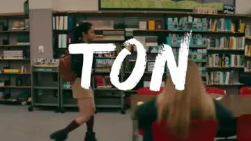 Les chaussettes hautes noires portées par Lara Jean (Lana Condor) dans le film À tous les garçons que j'ai aimés