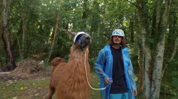 El chubasquero azul de Lorenzo en el clip Lorenzo - Nique la BAC 