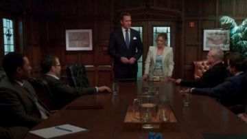 Alice + Olivia Harmon Drapey Camisole Bleu Ciel porté par Kelsey Peters (Hilary Duff) chez les Jeunes (S06E10)