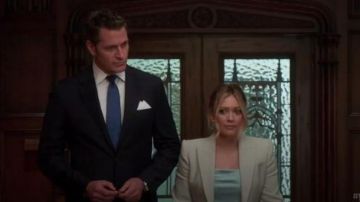 Alexander Mcqueen Blazer verde usado por Kelsey Peters (Hilary Duff) en Younger (S06E10)