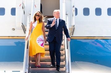 Calvin Klein 205W39Nyc Tie Dye Vestido usado por Melania Trump Llegando a Francia 24 de agosto de 2019