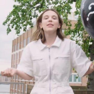 The combination of denim with white worn by Millie Bobby Brown on the account Instagram of @milliebobbybrown