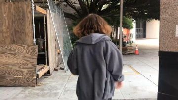 The sweat-closed, dark grey worn by millie Bobby Brown on the account Instagram of @milliebobbybrown