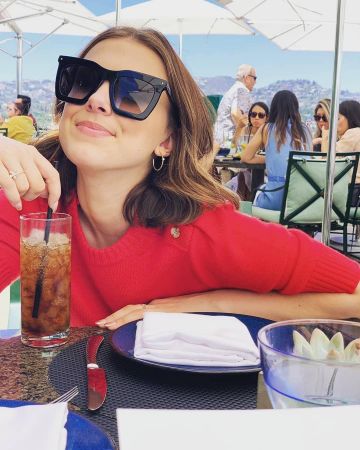 The sweater with buttons worn by Millie Bobby Brown on the account Instagram of @milliebobbybrown