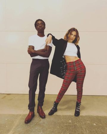 The pants gingham with buckle worn by Millie Bobby Brown on the account Instagram of @milliebobbybrown