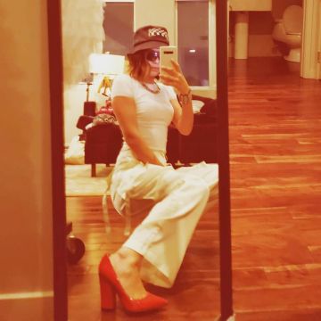 The white pants with elephant foot worn by Millie Bobby Brown on the account Instagram of @milliebobbybrown