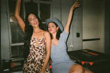 Staud frites vichy stretch seersucker mini robe portée par Selena Gomez Kacey Musgraves en Concert le 25 août 2019