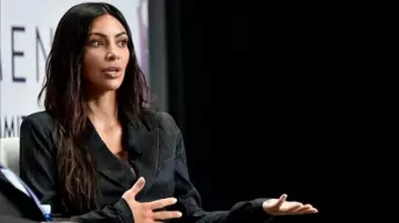 Noir à Rayures Costume porté par Kim Kardashian sur TMZ en Direct le 28 juillet 2019