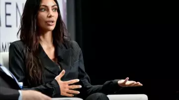 Noir Rayé Pantalon porté par Kim Kardashian sur TMZ en Direct le 28 juillet 2019