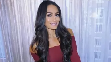 Rouge en Tricot Chandail porté par Nikki Bella sur TMZ en Direct le 31 juillet 2019
