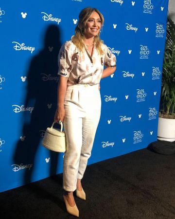 Dries Van Noten Snake Effect Bombas de cuero usadas por Hilary Duff D23 Disney + Evento agosto 23, 2019