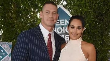 Chemise blanche portée par John Cena sur TMZ en Direct le 31 juillet 2019