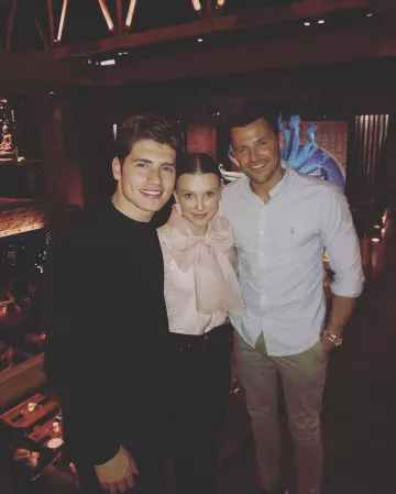 The blouse pink with ruffles worn by Millie Bobby Brown on the account Instagram of @milliebobbybrown