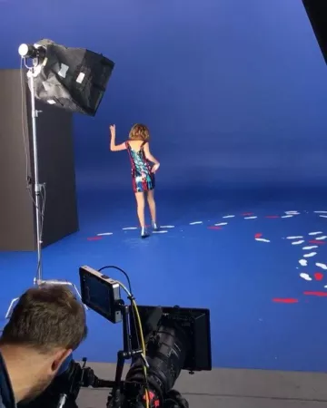 The dress with sequin multicolor worn by Millie Bobby Brown on the account Instagram of @milliebobbybrown